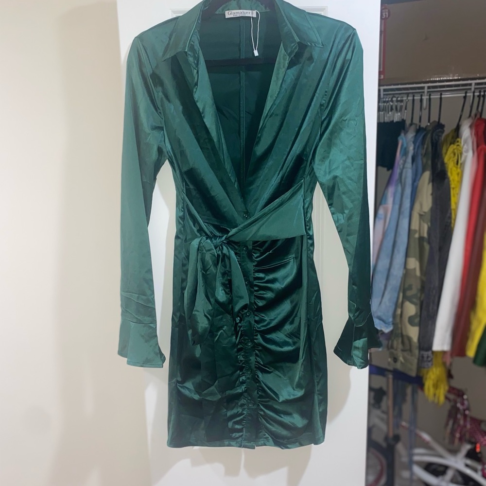 Beautiful emerald green dress. Hugs in all the right places!